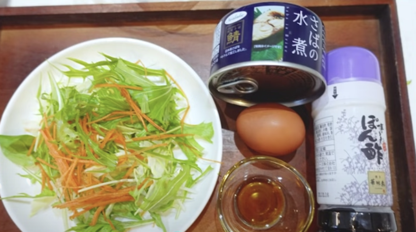 サバ水煮缶3/4缶、 卵1個 、キャベツ・人参・水菜 、ポン酢・ゴマ油…少々